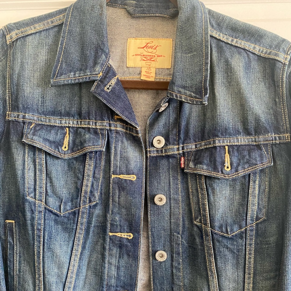 Levi’s original trucker Jean jacket. Fitted jacket